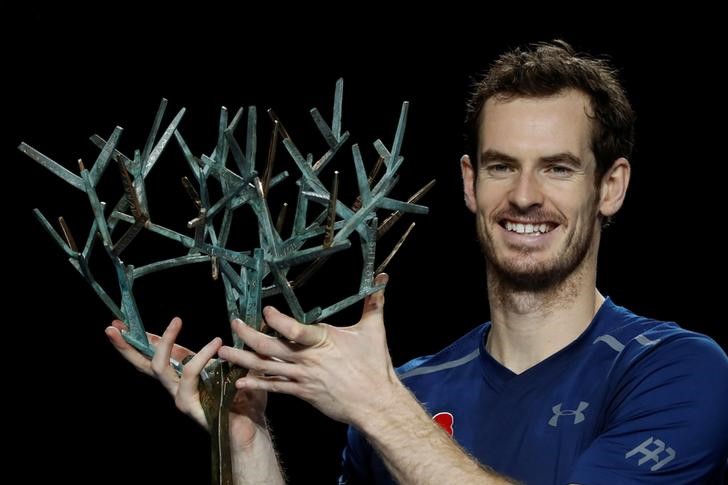 © Reuters. Tennis - Paris Masters tennis tournament men's singles final - Andy Murray of Britain v John Isner of the U.S.