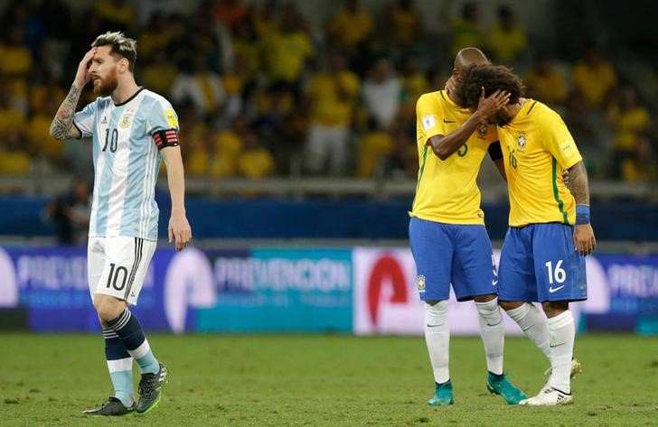 © Reuters. Brasil humilla a Argentina en un partido de clasificación para el Mundial