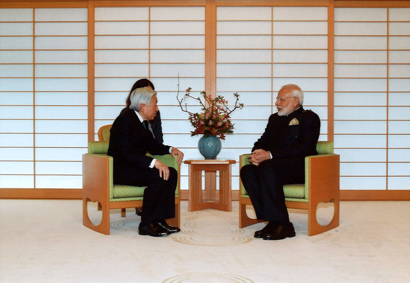 © Reuters. Indian Prime Minister Narendra Modi (R) talks with Japan's Emperor Akihito during a meeting at the Imperial Palace in Tokyo