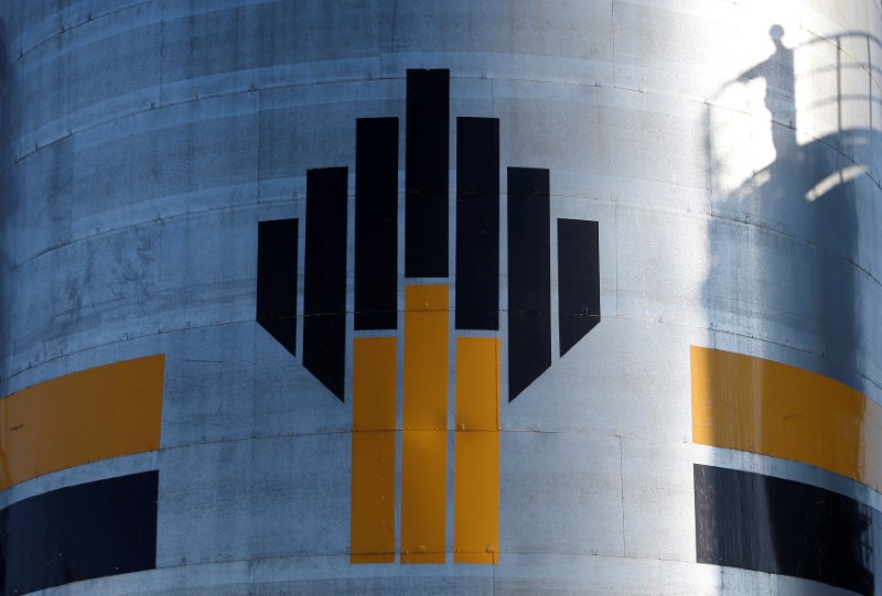 © Reuters. Shadow of worker is seen next to logo of Russia's Rosneft oil company at central processing facility of Rosneft-owned Priobskoye oil field outside Nefteyugansk