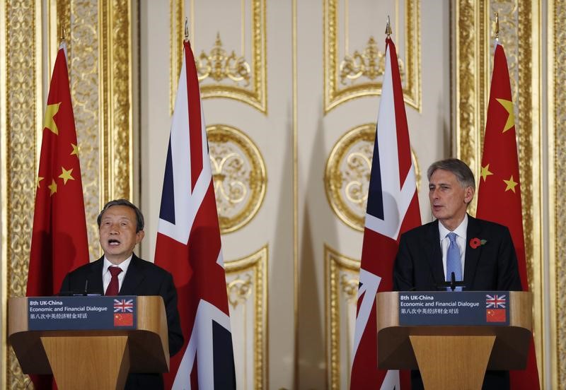 © Reuters. British Chancellor of the Exchequer Philip Hammond and Chinese Vice Premier Ma Kai host a joint press conference at Lancaster House in central London