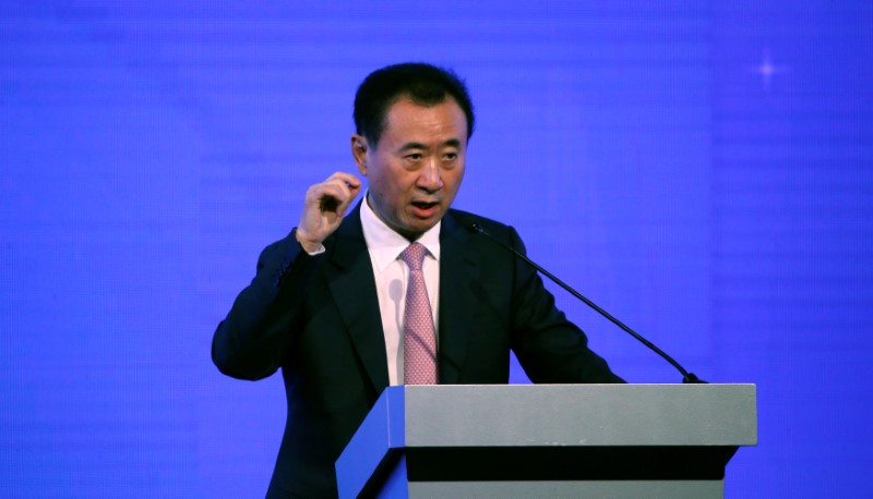 © Reuters. Wang Jianlin, chairman of the Dalian Wanda Group, speaks at a business event at the Bing theatre in Los Angeles