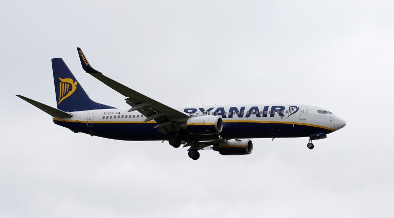 © Reuters. A Ryanair aircraft lands at Manchester Airport in Manchester