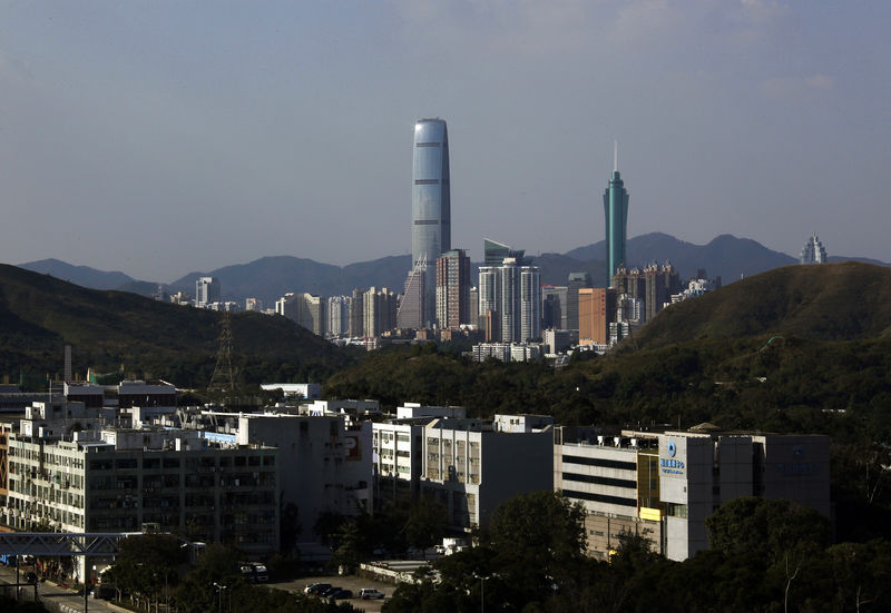 © Reuters. LA CROISSANCE ÉCONOMIQUE RALENTIT À HONG KONG