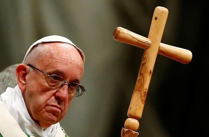 © Reuters. Papa Francisco durante missa no Vaticano