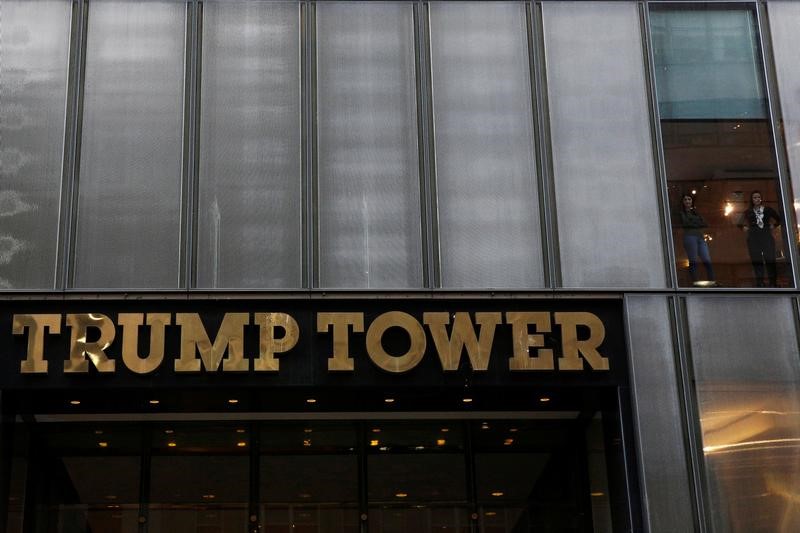 © Reuters. People look out the windows from the Trump Tower following President-elect Donald Trump's election victory, in New York