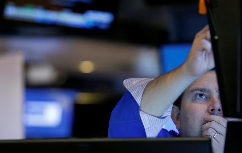 © Reuters. Traders work on the floor of the NYSE