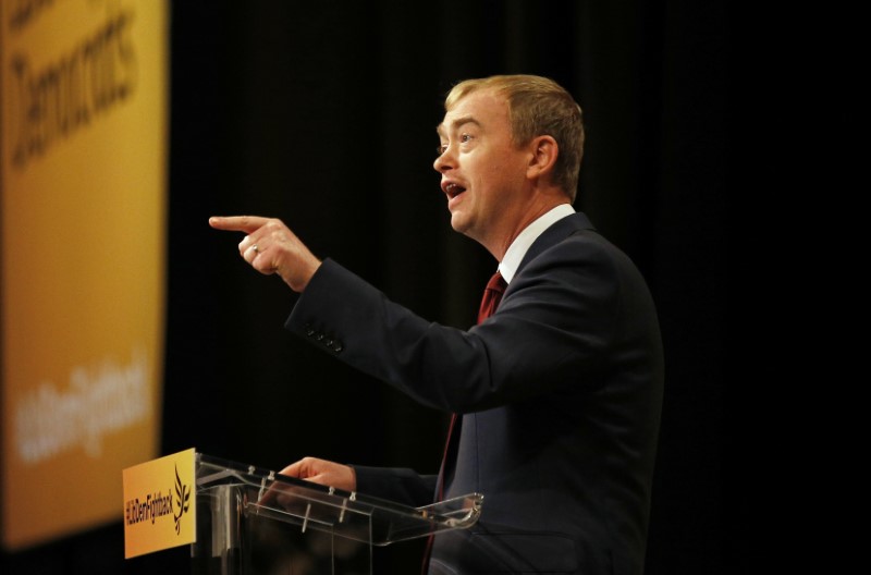 © Reuters. Líder do Partido Liberal Democrata do Reino Unido, Tim Farron, durante discurso em Bournemouth