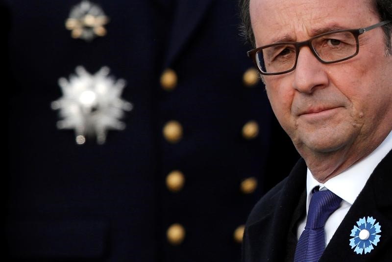 © Reuters. Hollande durante cerimônia em Paris