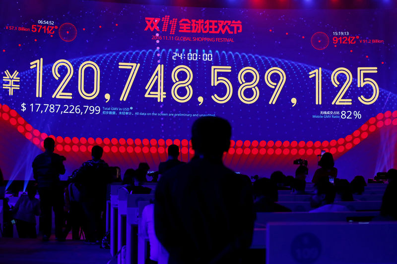 © Reuters. People watch a screen displaying the total value of goods sold during Alibaba Group's 11.11 Singles' Day global shopping festival in Shenzhen