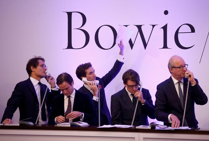 © Reuters. Leilão de obras de David Bowie na Sotheby's em Londres