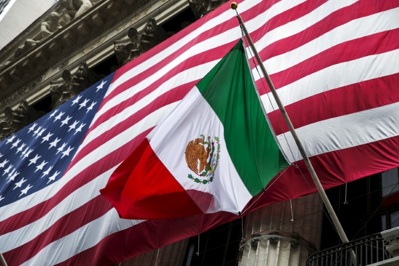 © Reuters. The flag of Mexico changes in front of a large U.S. flag in front of the New York Stock Exchange