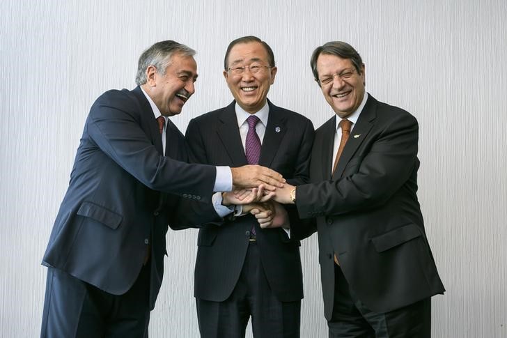 © Reuters. UN Secretary-General Ban Ki-moon pose with Turkish Cypriot leader Akinci and Cypriot President Anastasiades during the Cyprus reunification talks in the Swiss mountain resort of Mont Pelerin