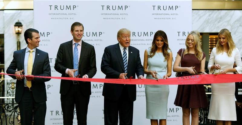 © Reuters. Republican US presidential nominee Trump and members of his family attend official ribbon cutting ceremony in Washington