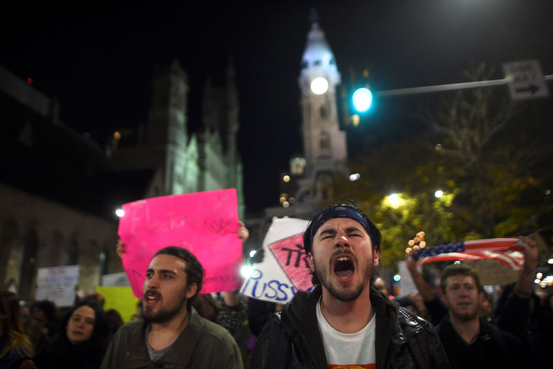 © Reuters. Manifestantes contra Trump salen a la calle por tercera noche en EEUU