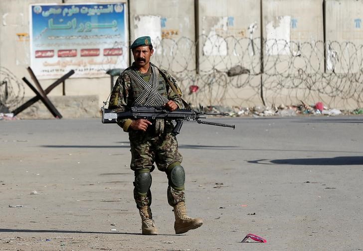 © Reuters. انتحاري من طالبان يقتل 4 في قاعدة جوية لحلف الأطلسي بأفغانستان