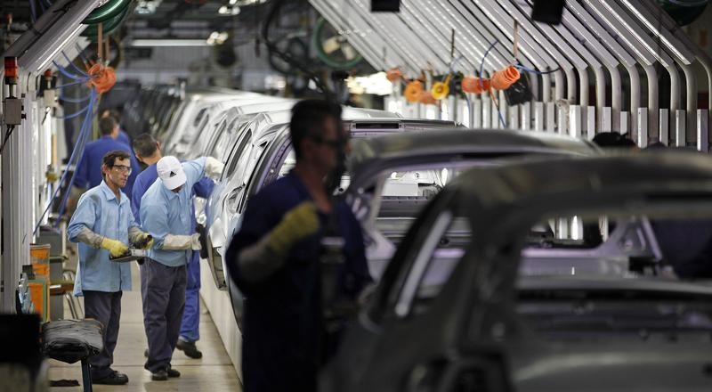 © Reuters. Employees work at the Ford Motor Company's Sao Bernardo do Campo facility
