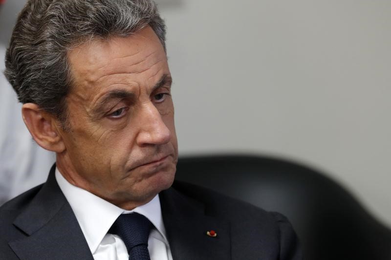 © Reuters. A BORDEAUX, SARKOZY RÉPROUVE "L'IDENTITÉ HEUREUSE" DE JUPPÉ