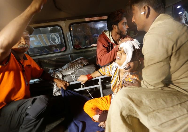 © Reuters. مقتل 52 وإصابة العشرات في انفجار بمزار ديني في باكستان