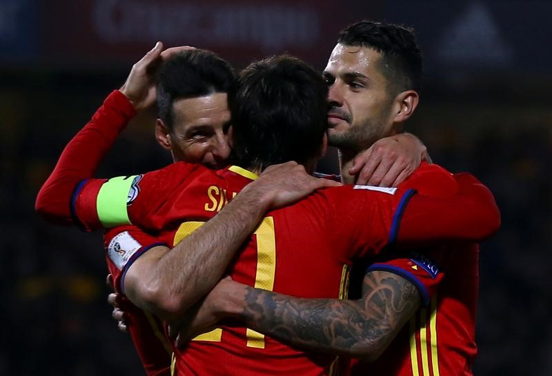© Reuters. أدوريز يصبح أكبر لاعب يسجل لإسبانيا في الفوز على مقدونيا