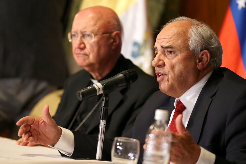 © Reuters. UNASUR Secretary General Ernesto Samper speaks next to Vatican's representative Claudio Maria Celli during a meeting between government and opposition in Caracas