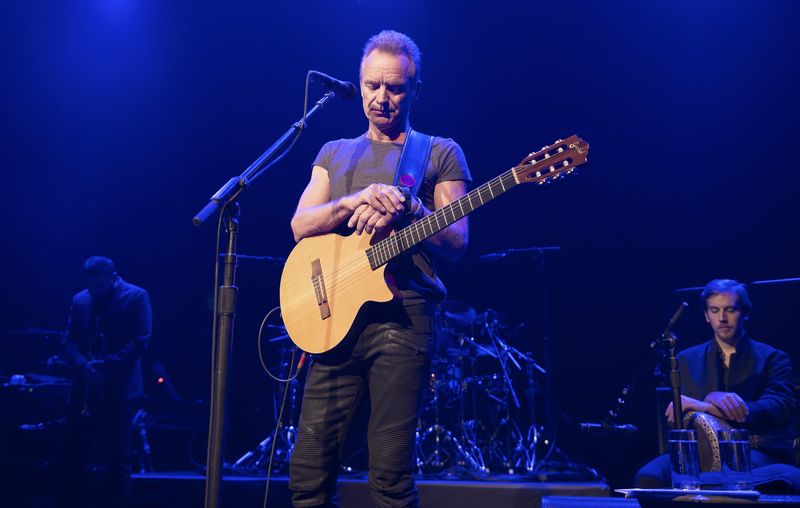 © Reuters. El cantante Sting durante el concierto que ofreció en la sala Bataclan de París un año después de los ataques que dejaron 130 muertos en la capital francesa.