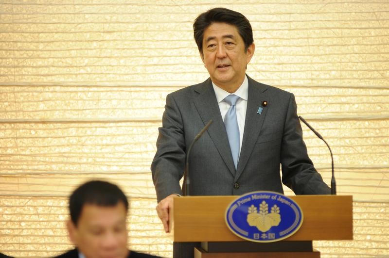 © Reuters. آبي يهدف إلى تأكيد أهمية التحالف الأمريكي الياباني خلال لقاء ترامب