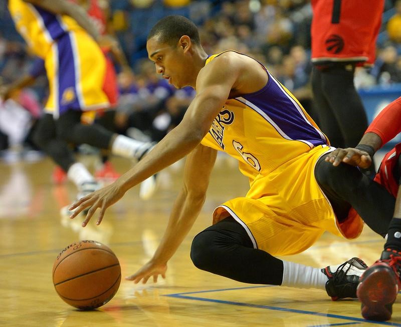 © Reuters. ليكرز يسحق بليكانز في دوري السلة الأمريكي