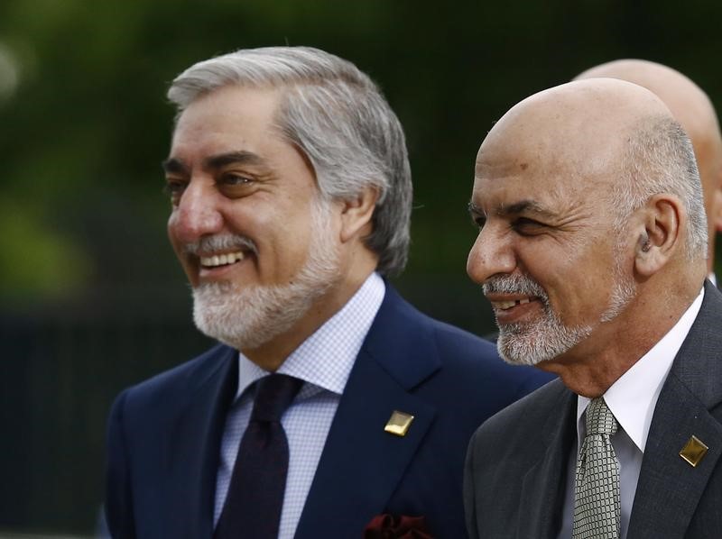© Reuters. زعيما أفغانستان يحثان البرلمان على وقف التصويت بالثقة بحق الوزراء