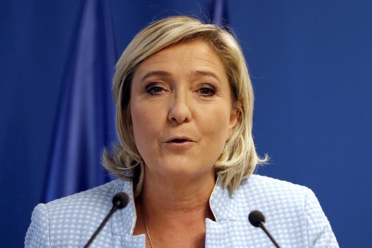 © Reuters. زعيمة اليمين الفرنسية تأمل في فوز على غرار ما حققه ترامب