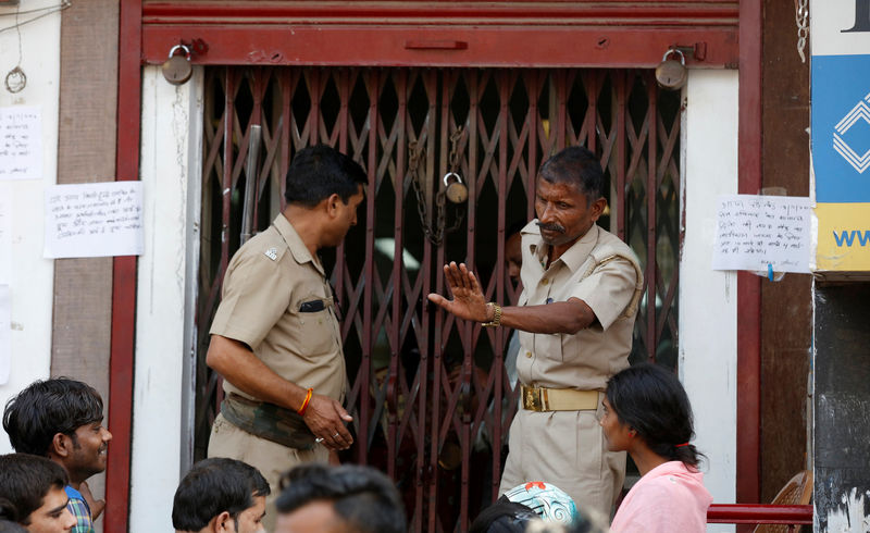 © Reuters. Banco central dice tener suficiente dinero mientras indios se agolpan en bancos