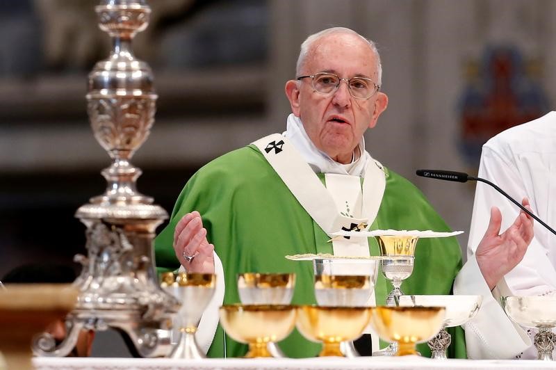 © Reuters. خلال قداس للمشردين.. البابا يحذر من "تخدير الضمائر"