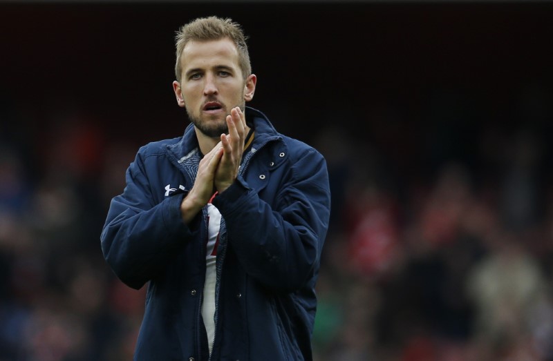 © Reuters. Tottenham's Harry Kane applauds their fans after the match