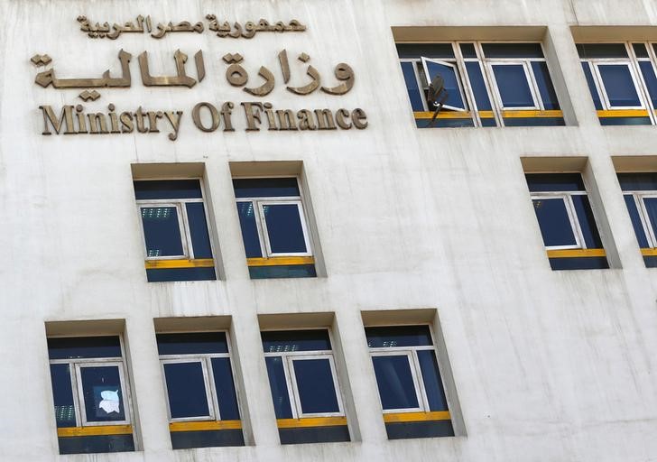 © Reuters. وزارة المالية:مصر تستهدف عجزا في الميزانية 8.5-9.5% من الناتج المحلي الإجمالي في 2017-2018