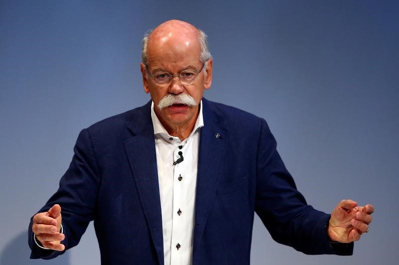 © Reuters. Dieter Zetsche, CEO of Daimler and Head of Mercedes-Benz gives a speech during the Handelsblatt Automotive Summit 2016 in Munich