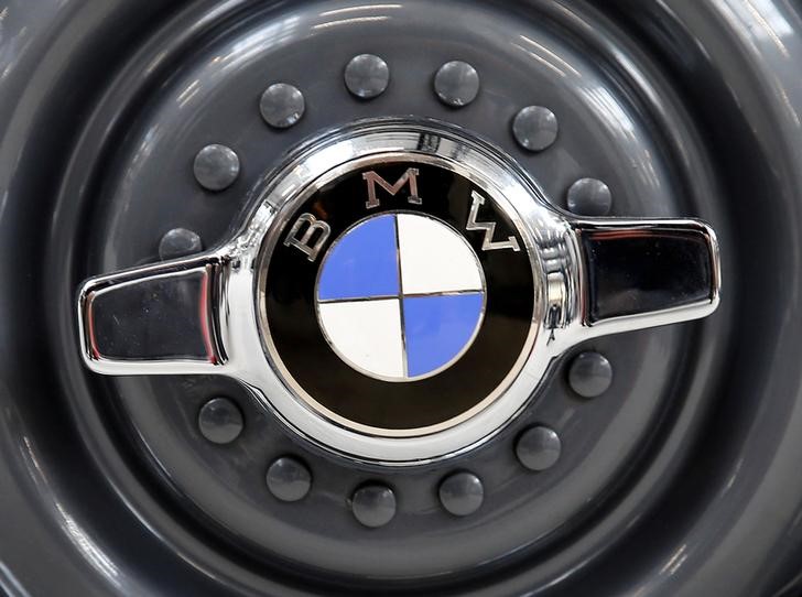 © Reuters. A vintage wheelcap of a BMW is pictured before a news conference marking the company's centenary celebrations in Munich
