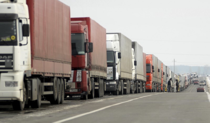 © Reuters. Trucks are lined up near Ukraine's Krakovets border crossing with Poland in western Ukraine