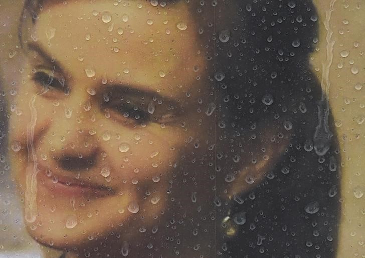 © Reuters. Rain drops land on a framed photograph of murdered Labour Party MP Jo Cox, who was shot dead in Birstall, at Parliament Square in London, Britain