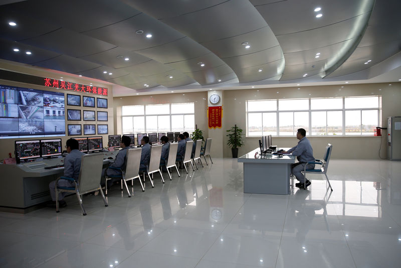 © Reuters. Employees work inside a newly launched waste-to-energy plant by Suzhou Wujiang Everbright Environmental Energy Ltd in Wujiang of Suzhou