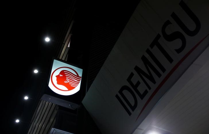 © Reuters. A signboard of Idemitsu Kosan Co is seen at its gas station  in Tokyo