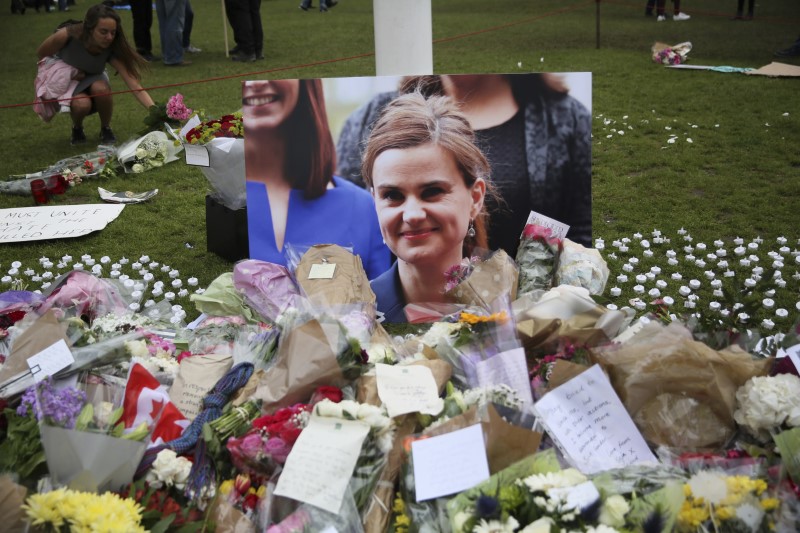 © Reuters. Tributes in memory of murdered Labour Party MP Jo Cox, are left at Parliament Square in London