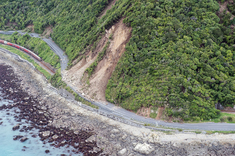 © Reuters. Landslides block State Highway One near Kaikoura on the upper east coast of New Zealand's South Island following an earthquake