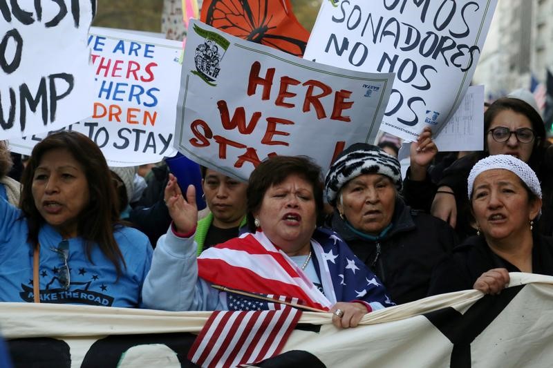 © Reuters. Manifestantes de EEUU marchan contra la presidencia de Trump por quinto día