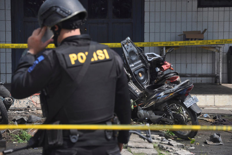 © Reuters. Police stand near the scene of an explosion at a church in Samarinda, East Kalimantan