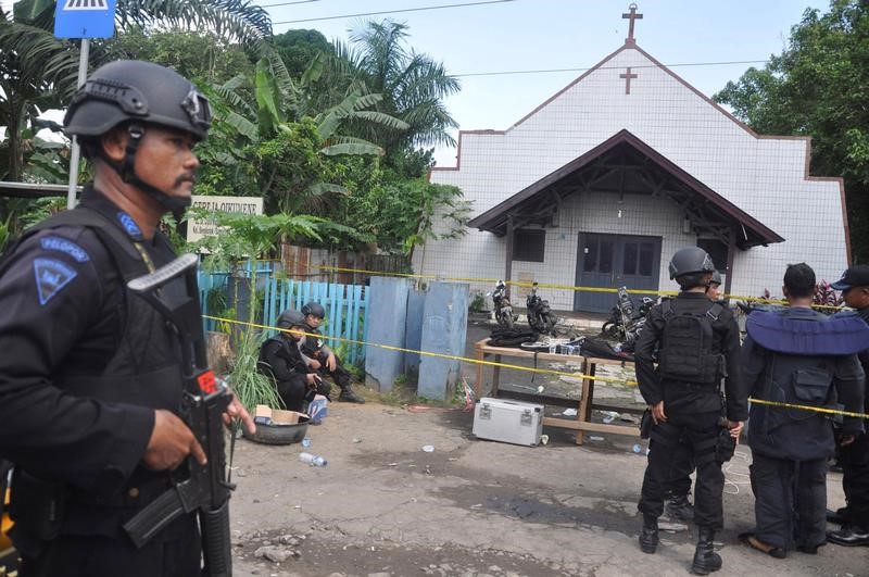 © Reuters. الشرطة الإندونيسية تعتقل خمسة بعد هجوم على كنيسة