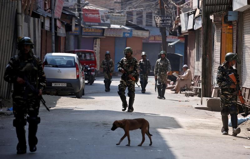 © Reuters. Pakistán dice que siete de sus soldados han muerto en un bombardeo de India