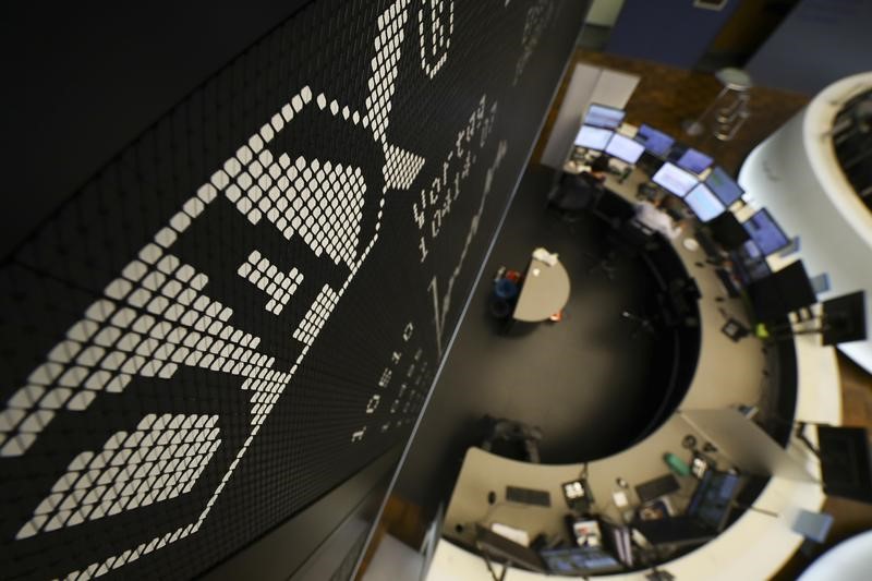 © Reuters. The German share prize index (DAX) board is seen at the trading room of Frankfurt's stock exchange