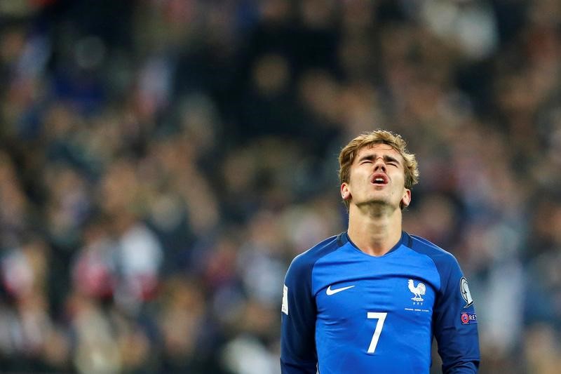 © Reuters. Football Soccer - France v Sweden -2018 World Cup Qualifying European Zone - Group A - Stade de France, Saint-Denis near Paris, France - 11/11/16