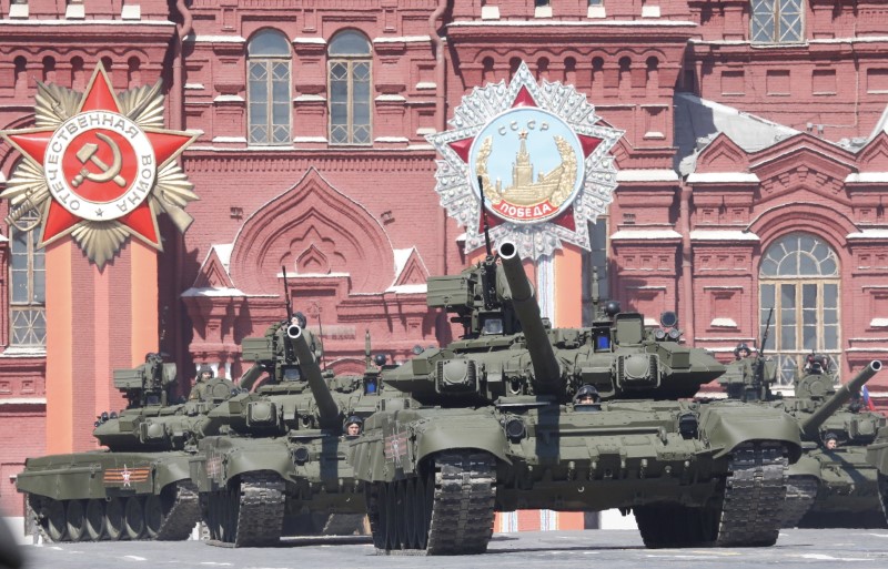 © Reuters. Tanques T-90 vistos durante parada militar em Moscou