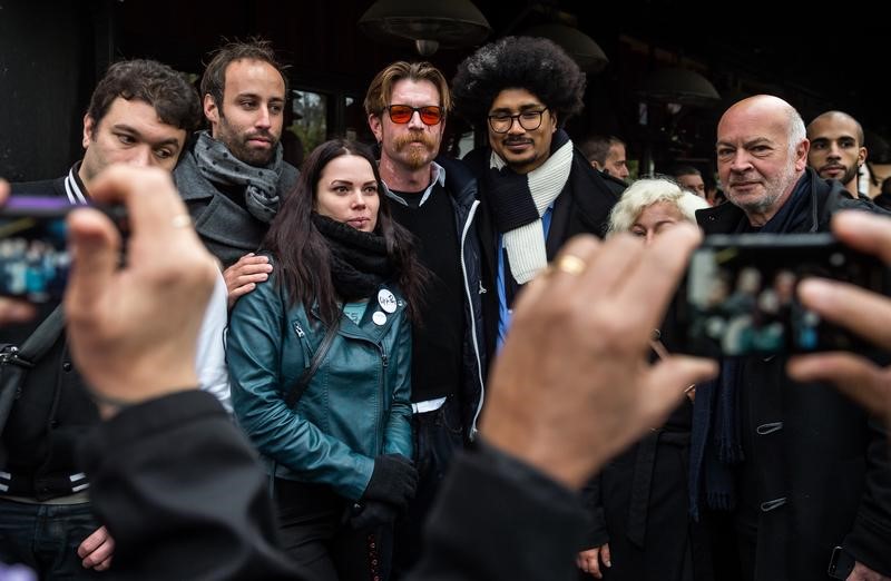 © Reuters. مغني فريق إيجلز أوف ديث ميتال ينفي منعه من دخول حفل موسيقي في باريس